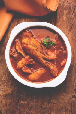 Hint baharatlı tavuk köri veya masala tavuk önemli bacak parça ile Hindistan, seçici odak popüler tarifi