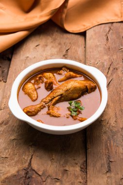 Hint baharatlı tavuk köri veya masala tavuk önemli bacak parça ile Hindistan, seçici odak popüler tarifi