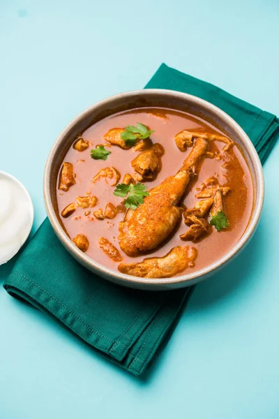 Hint baharatlı tavuk köri veya masala tavuk önemli bacak parça ile Hindistan, seçici odak popüler tarifi