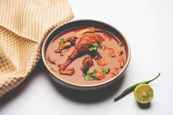 Hint baharatlı tavuk köri veya masala tavuk önemli bacak parça ile Hindistan, seçici odak popüler tarifi