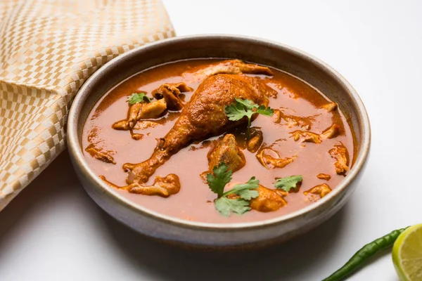 Hint baharatlı tavuk köri veya masala tavuk önemli bacak parça ile Hindistan, seçici odak popüler tarifi