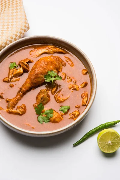 Hint baharatlı tavuk köri veya masala tavuk önemli bacak parça ile Hindistan, seçici odak popüler tarifi