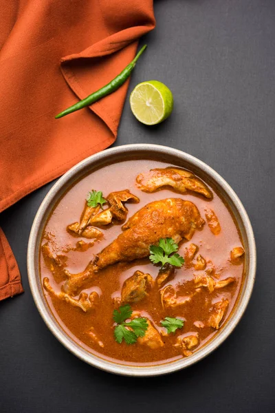 Hint baharatlı tavuk köri veya masala tavuk önemli bacak parça ile Hindistan, seçici odak popüler tarifi