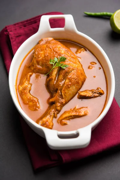 Hint baharatlı tavuk köri veya masala tavuk önemli bacak parça ile Hindistan, seçici odak popüler tarifi