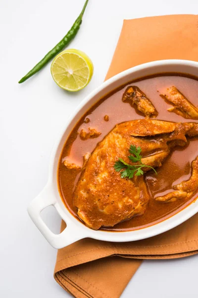 Hint baharatlı tavuk köri veya masala tavuk önemli bacak parça ile Hindistan, seçici odak popüler tarifi