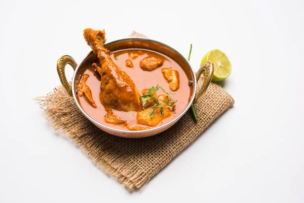 Hint baharatlı tavuk köri veya masala tavuk önemli bacak parça ile Hindistan, seçici odak popüler tarifi