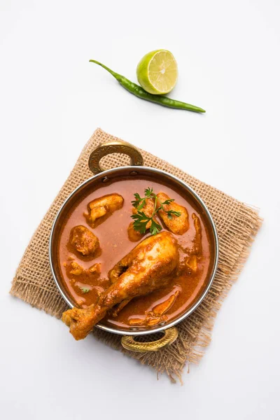 Hint baharatlı tavuk köri veya masala tavuk önemli bacak parça ile Hindistan, seçici odak popüler tarifi