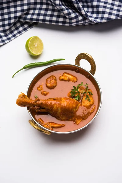 Hint baharatlı tavuk köri veya masala tavuk önemli bacak parça ile Hindistan, seçici odak popüler tarifi