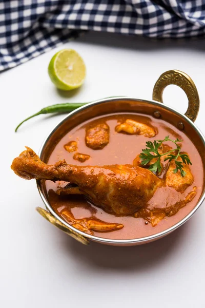 Hint baharatlı tavuk köri veya masala tavuk önemli bacak parça ile Hindistan, seçici odak popüler tarifi