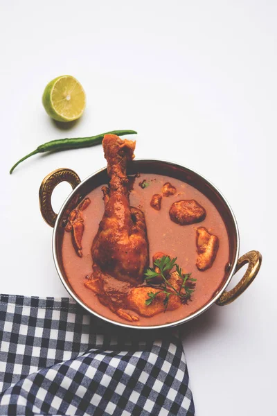 Hint baharatlı tavuk köri veya masala tavuk önemli bacak parça ile Hindistan, seçici odak popüler tarifi