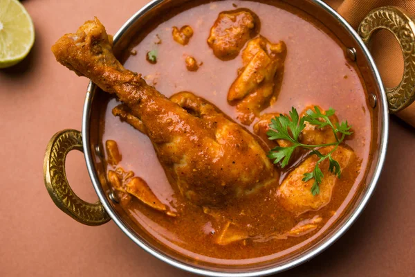 Hint baharatlı tavuk köri veya masala tavuk önemli bacak parça ile Hindistan, seçici odak popüler tarifi — Stok fotoğraf