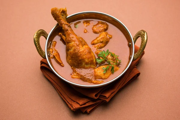 Caril de frango picante indiano ou frango masala com pedaço de perna proeminente, receita popular da Índia, foco seletivo — Fotografia de Stock