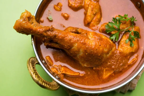 Hint baharatlı tavuk köri veya masala tavuk önemli bacak parça ile Hindistan, seçici odak popüler tarifi
