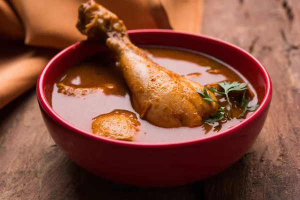 Hint baharatlı tavuk köri veya masala tavuk önemli bacak parça ile Hindistan, seçici odak popüler tarifi