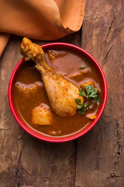 Hint baharatlı tavuk köri veya masala tavuk önemli bacak parça ile Hindistan, seçici odak popüler tarifi