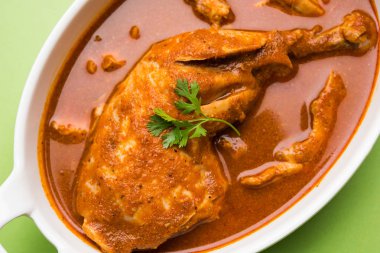 Hint baharatlı tavuk köri veya masala tavuk önemli bacak parça ile Hindistan, seçici odak popüler tarifi