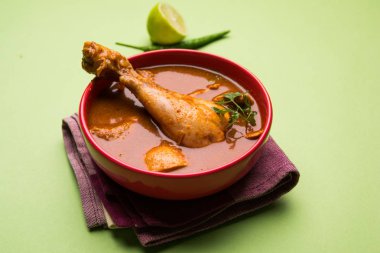 Hint baharatlı tavuk köri veya masala tavuk önemli bacak parça ile Hindistan, seçici odak popüler tarifi