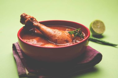 Hint baharatlı tavuk köri veya masala tavuk önemli bacak parça ile Hindistan, seçici odak popüler tarifi