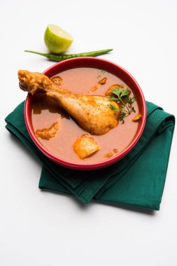 Hint baharatlı tavuk köri veya masala tavuk önemli bacak parça ile Hindistan, seçici odak popüler tarifi