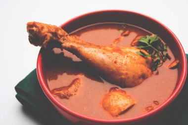 Hint baharatlı tavuk köri veya masala tavuk önemli bacak parça ile Hindistan, seçici odak popüler tarifi