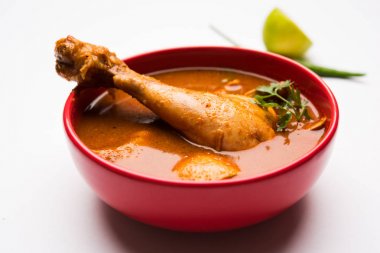 Hint baharatlı tavuk köri veya masala tavuk önemli bacak parça ile Hindistan, seçici odak popüler tarifi