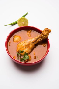 Hint baharatlı tavuk köri veya masala tavuk önemli bacak parça ile Hindistan, seçici odak popüler tarifi