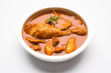 Hint baharatlı tavuk köri veya masala tavuk önemli bacak parça ile Hindistan, seçici odak popüler tarifi