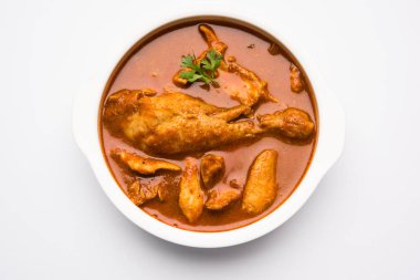 Hint baharatlı tavuk köri veya masala tavuk önemli bacak parça ile Hindistan, seçici odak popüler tarifi