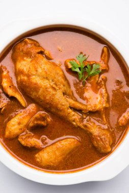 Hint baharatlı tavuk köri veya masala tavuk önemli bacak parça ile Hindistan, seçici odak popüler tarifi