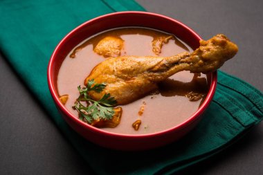 Hint baharatlı tavuk köri veya masala tavuk önemli bacak parça ile Hindistan, seçici odak popüler tarifi