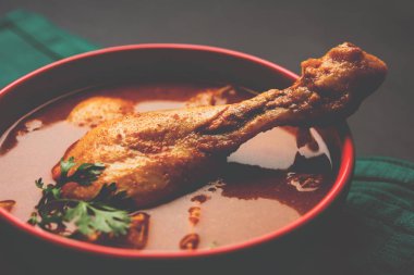 Hint baharatlı tavuk köri veya masala tavuk önemli bacak parça ile Hindistan, seçici odak popüler tarifi