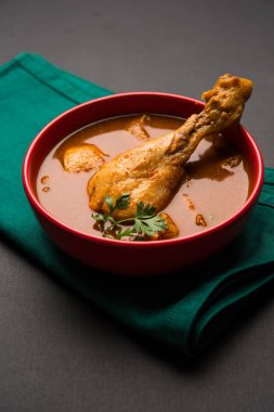 Hint baharatlı tavuk köri veya masala tavuk önemli bacak parça ile Hindistan, seçici odak popüler tarifi