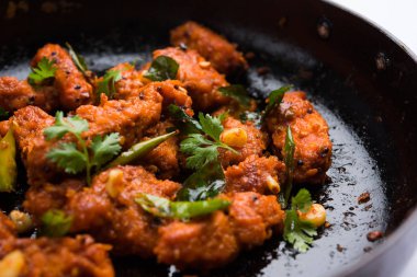 Derin meze veya Hindistan'dan bir tavada hızlı snack Bar beyaz arka plan üzerinde seçici odak kızarmış tavuk 65 - baharatlı