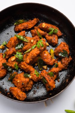 Derin meze veya Hindistan'dan bir tavada hızlı snack Bar beyaz arka plan üzerinde seçici odak kızarmış tavuk 65 - baharatlı