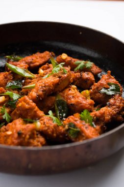 Derin meze veya Hindistan'dan bir tavada hızlı snack Bar beyaz arka plan üzerinde seçici odak kızarmış tavuk 65 - baharatlı