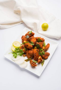 Derin meze veya Hindistan'dan bir tavada hızlı snack Bar beyaz arka plan üzerinde seçici odak kızarmış tavuk 65 - baharatlı