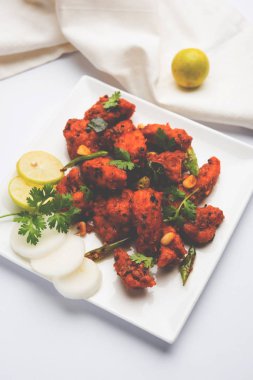 Derin meze veya Hindistan'dan bir tavada hızlı snack Bar beyaz arka plan üzerinde seçici odak kızarmış tavuk 65 - baharatlı