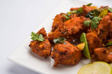 Derin meze veya Hindistan'dan bir tavada hızlı snack Bar beyaz arka plan üzerinde seçici odak kızarmış tavuk 65 - baharatlı