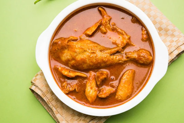 Hint baharatlı tavuk köri veya masala tavuk önemli bacak parça ile Hindistan, seçici odak popüler tarifi