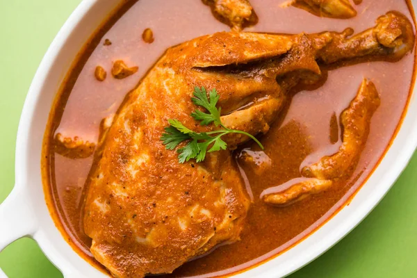 Hint baharatlı tavuk köri veya masala tavuk önemli bacak parça ile Hindistan, seçici odak popüler tarifi