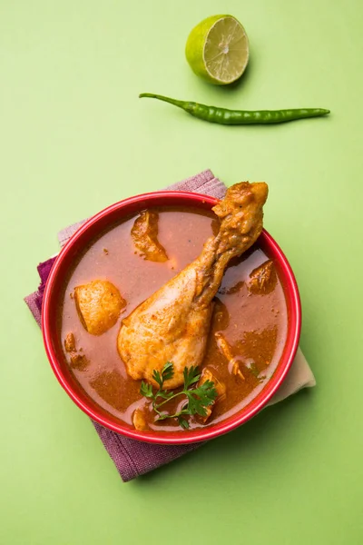 Caril de frango picante indiano ou frango masala com pedaço de perna proeminente, receita popular da Índia, foco seletivo — Fotografia de Stock