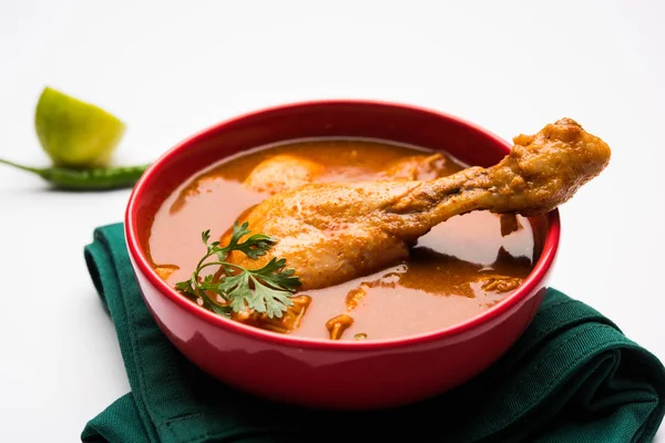 Hint baharatlı tavuk köri veya masala tavuk önemli bacak parça ile Hindistan, seçici odak popüler tarifi