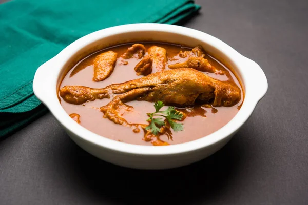 Caril de frango picante indiano ou frango masala com pedaço de perna proeminente, receita popular da Índia, foco seletivo — Fotografia de Stock