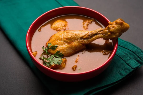 Hint baharatlı tavuk köri veya masala tavuk önemli bacak parça ile Hindistan, seçici odak popüler tarifi