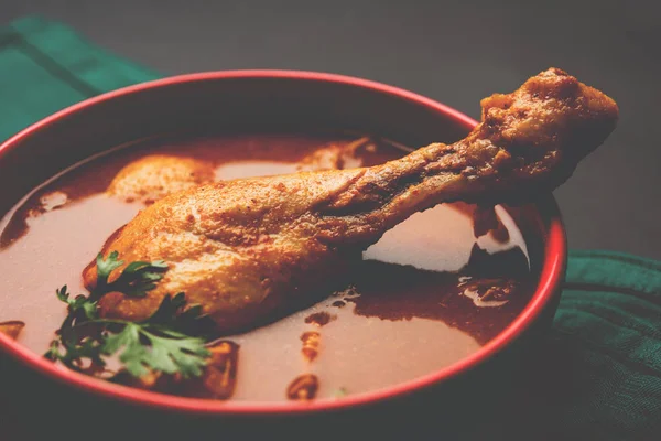 Hint baharatlı tavuk köri veya masala tavuk önemli bacak parça ile Hindistan, seçici odak popüler tarifi