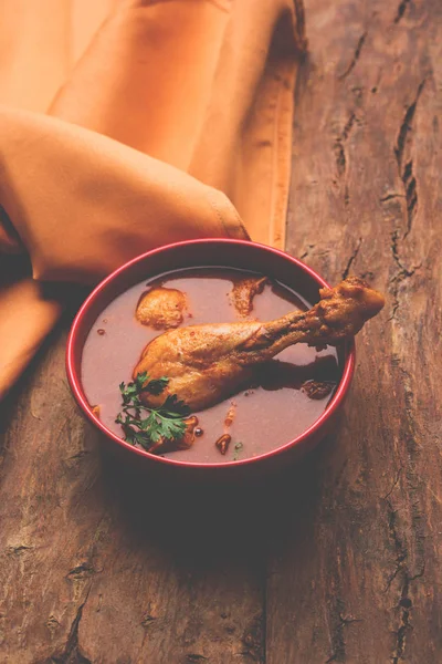Indisches scharfes Hühnercurry oder Masala-Huhn mit prominentem Beinstück, beliebtes Rezept aus Indien, selektiver Fokus — Stockfoto