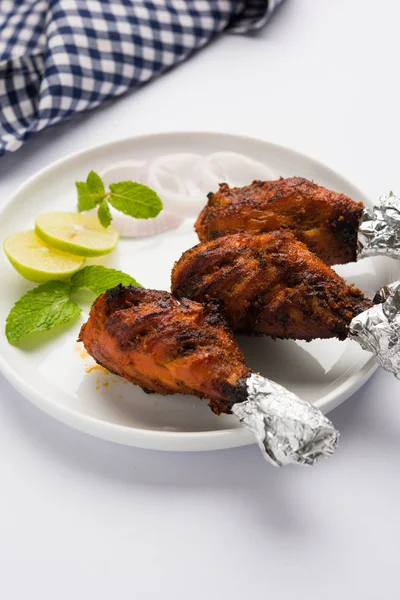 Tavuk Tangri kabab veya kebap - sonra ızgara ve salata ile servis kırmızı sos ile marine edilmiş üç tavuk bacak parçaları. Bu yeşil Hint turşusu ile servis edilebilir