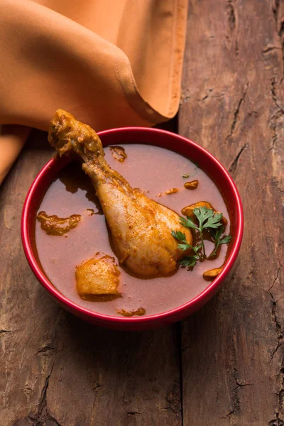 Hint baharatlı tavuk köri veya masala tavuk önemli bacak parça ile Hindistan, seçici odak popüler tarifi