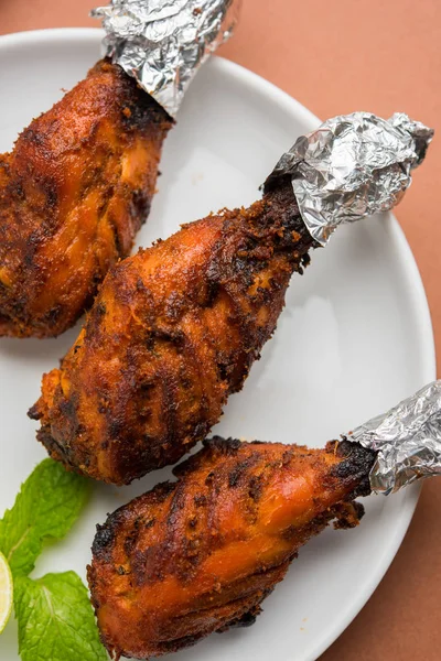 Frango Tangri kabab ou kebab três pedaços de perna de frango marinado com molho vermelho, em seguida, grelhado e servido com salada. Pode ser servido com chutney verde — Fotografia de Stock