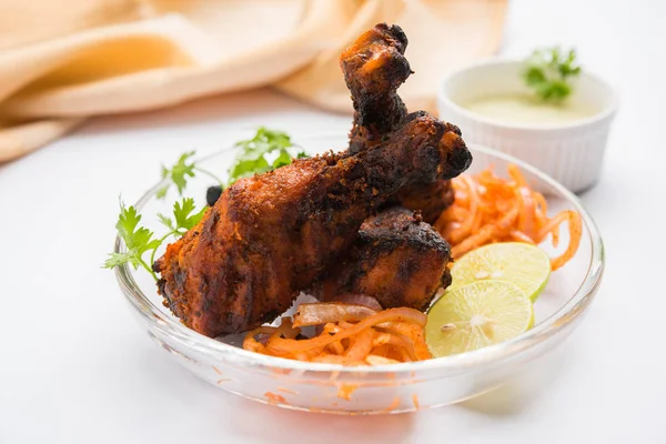 Tavuk Tangri kabab veya kebap - sonra ızgara ve salata ile servis kırmızı sos ile marine edilmiş üç tavuk bacak parçaları. Bu yeşil Hint turşusu ile servis edilebilir